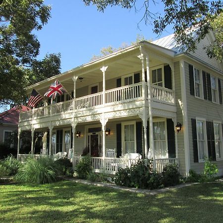 Carriage House Fredericksburg Exterior photo