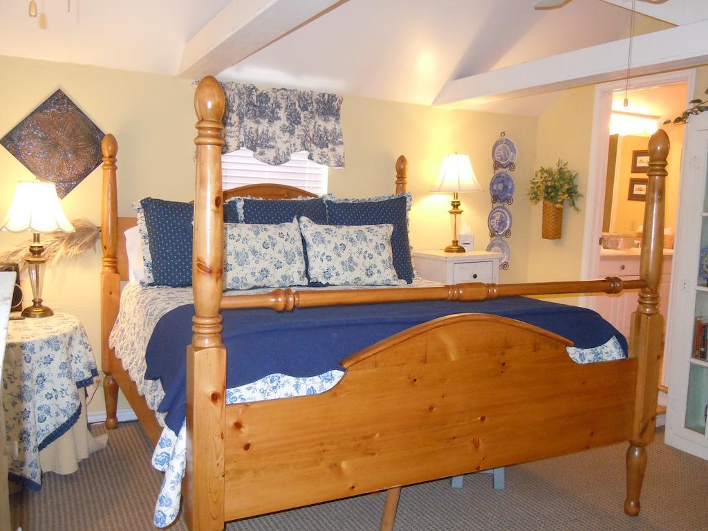 Carriage House Fredericksburg Room photo