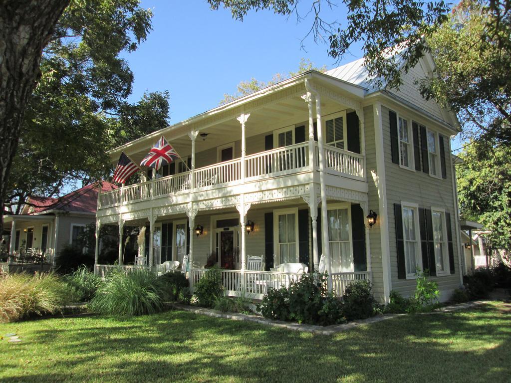 Carriage House Fredericksburg Exterior photo